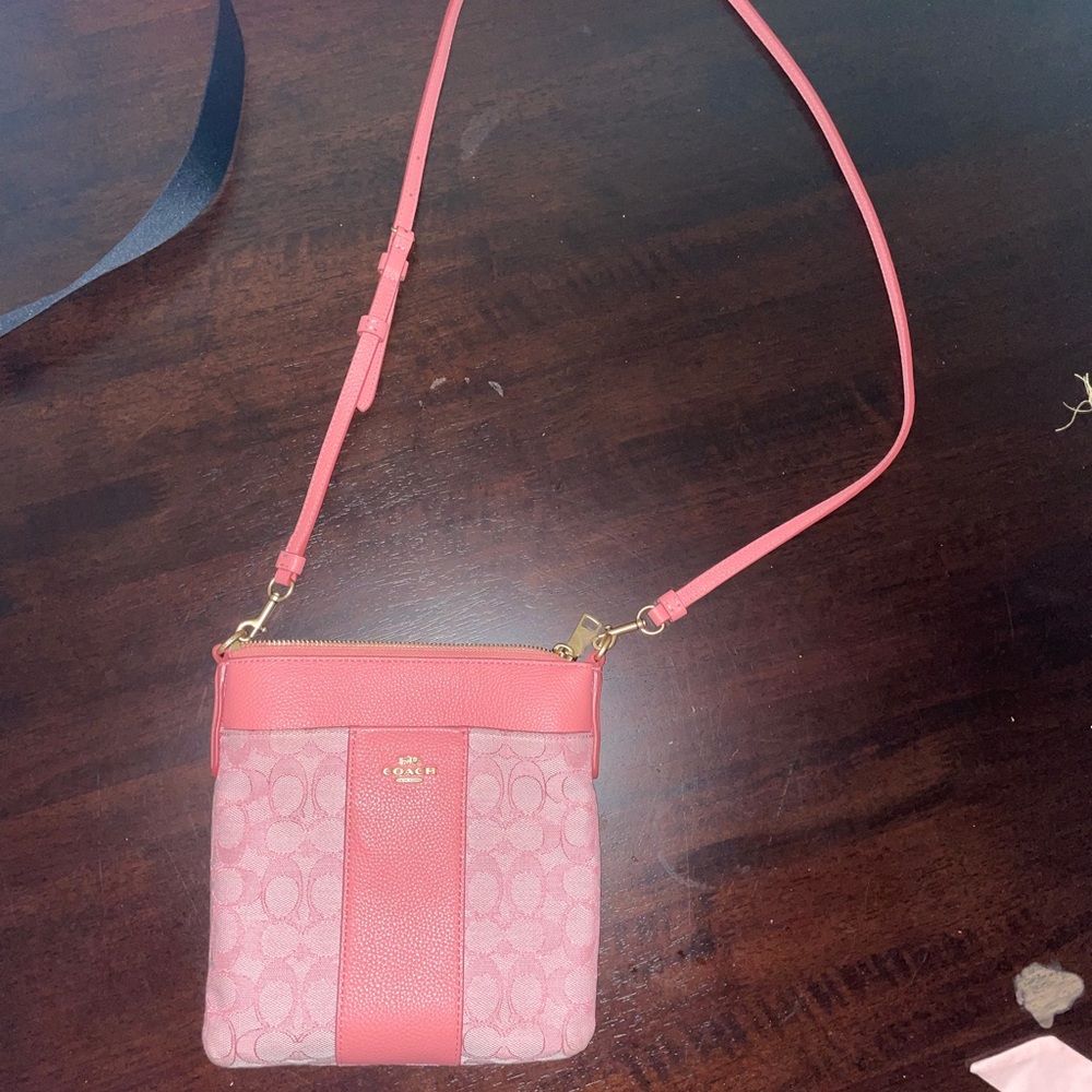 KITT MESSENGER CROSSBODY IN SIGNATURE JACQUARD